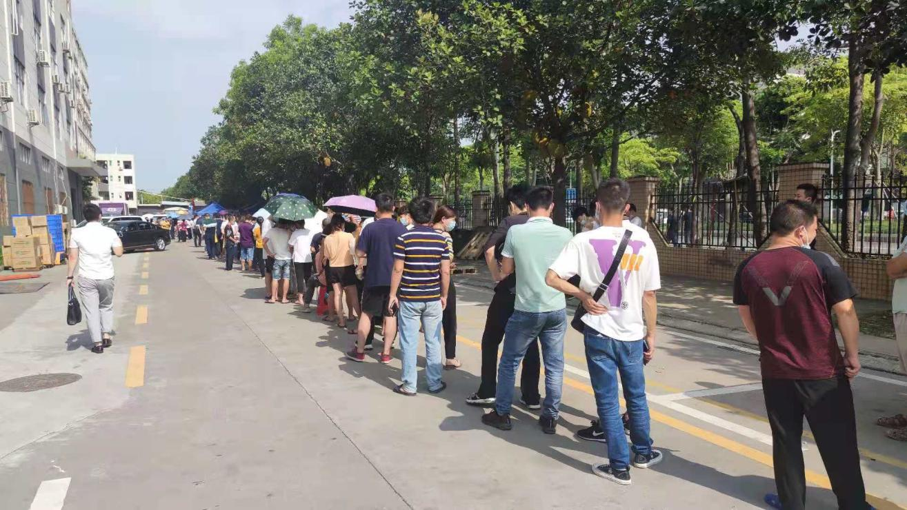 深圳开云电子
全体员工在工业园做核酸检测